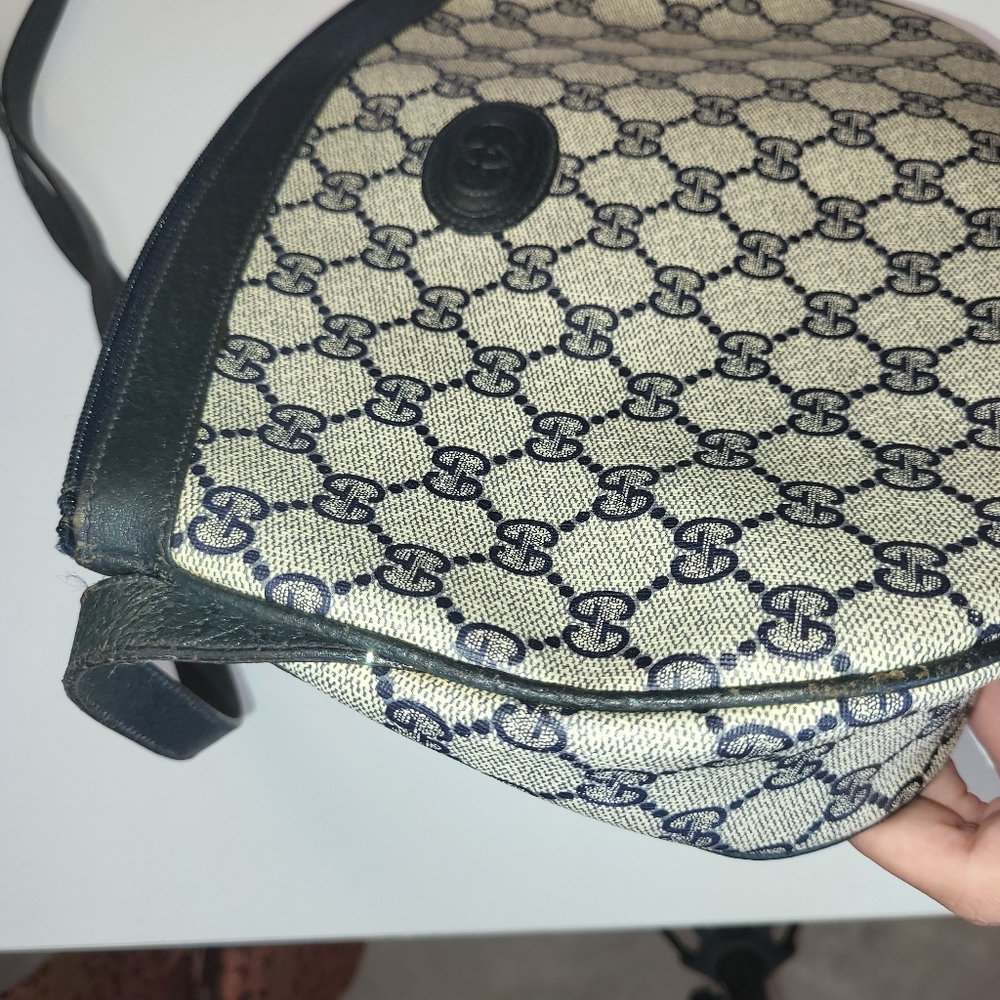 Authentic Gucci Crossbody - Picture 9 of 10